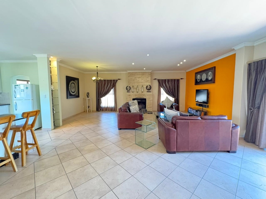 To Let 4 Bedroom Property for Rent in Uitzicht Western Cape